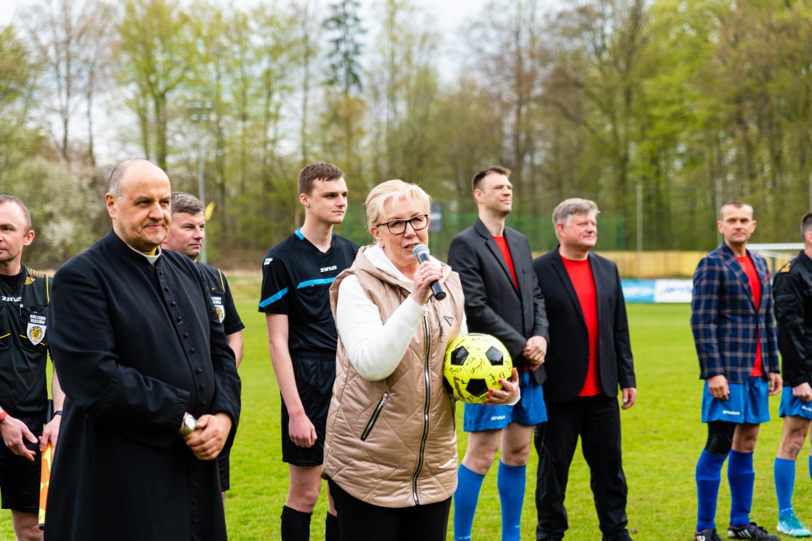 Księża i samorządowcy zagrali w szczytnym celu